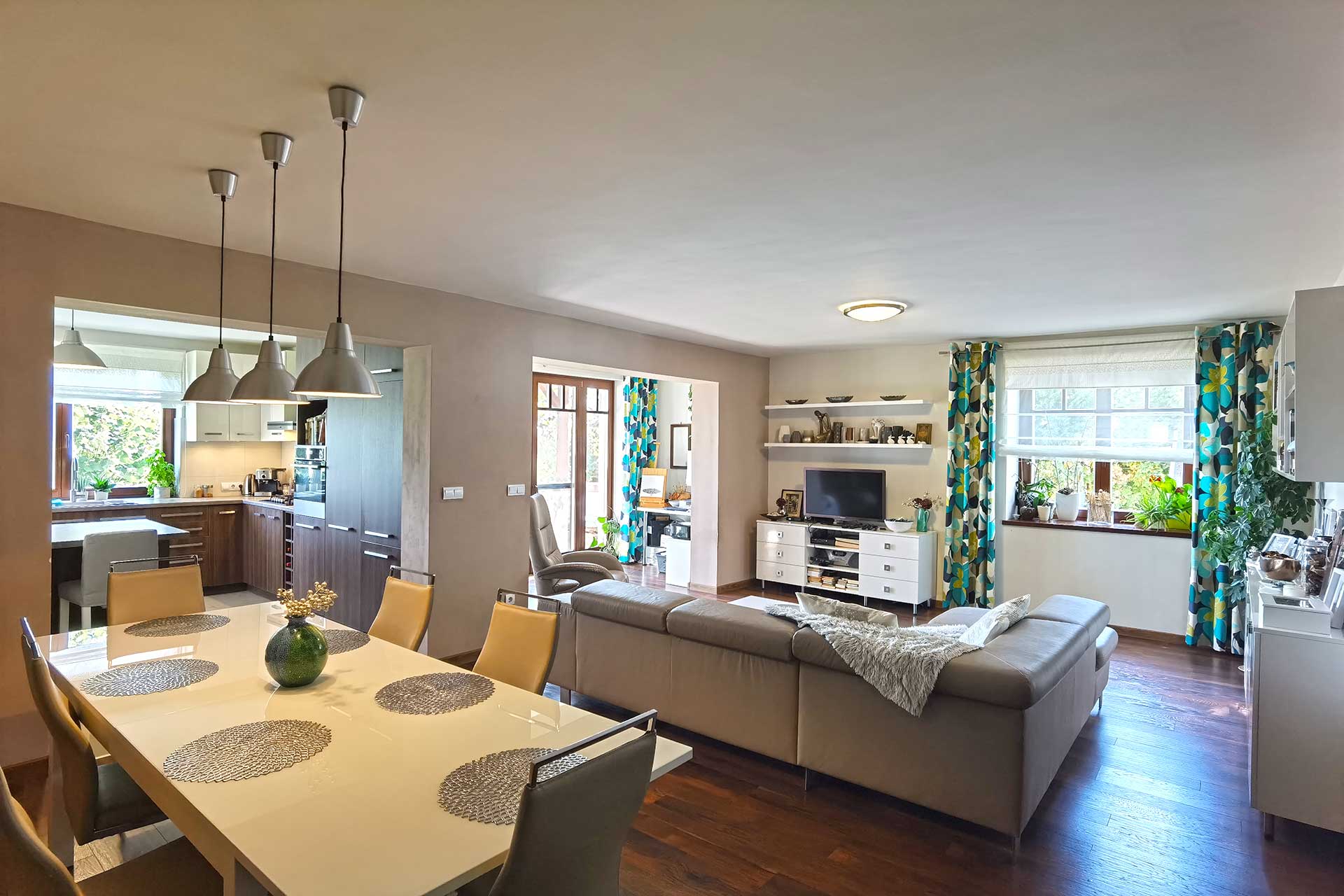 A balatoni panorámás eladó családi ház tágas, világos központi helyiségét a kényelmes otthonosság jellemzi. 