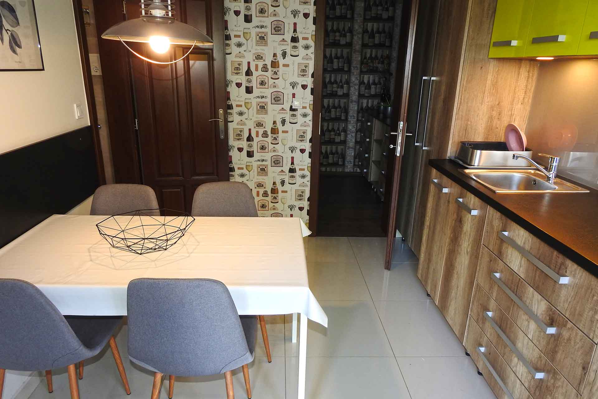 A kép, az eladó panorámás lakóház földszinti apartmanjának konyha,- étkezőjét ábrázolja.