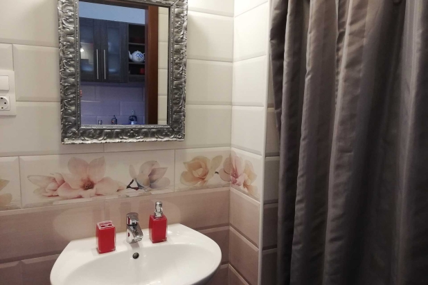 A képen, az eladó panorámás lakóház emeleti apartmanjának fürdőszobája látható.