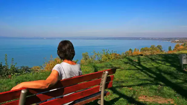 A telekről és a házból is, a Balaton teljes keleti medencéje látható Siófoktól - Balatonakarattyáig